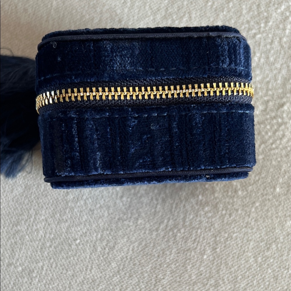 Sézane Square Jewelery Case in Blue Velvet - Picture 6 of 6